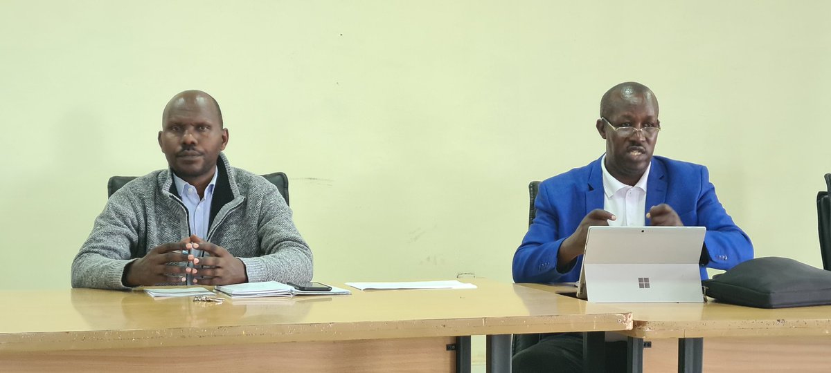 Rwanda_Justice's tweet photo. Umuyobozi mukuru muri #MINIJUST ushinzwe guhuza ibikorwa by’Urwego rw’Ubutabera @NABAHIREA yasobanuriye urubyiruko ko gukemurira amakimbirane ari umuhamagaro wa buri wese. Ati: "ibikorwa byo gukemura amakimbirane hatisunzwe Inkiko bigomba kugira umusingi mu baturage." https://t.co/6w0YcPD2ug