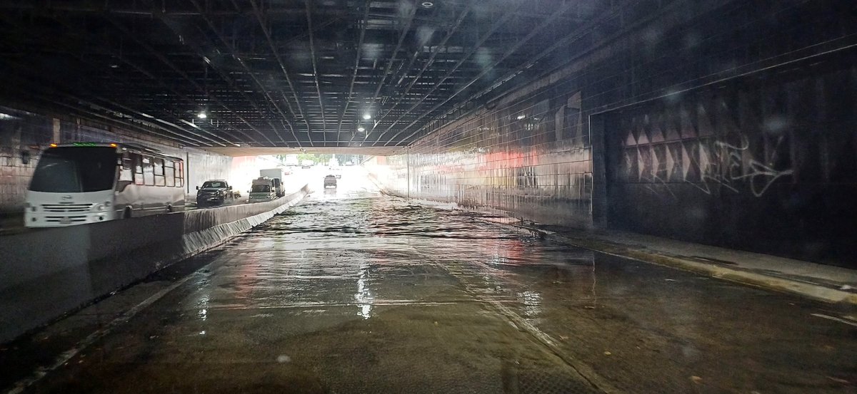 Plaza Venezuela un colapso en todos lados, calles trancadas, trafico lentisimo por inundaciones en vías. Ah pero hoy inauguran la navidad.