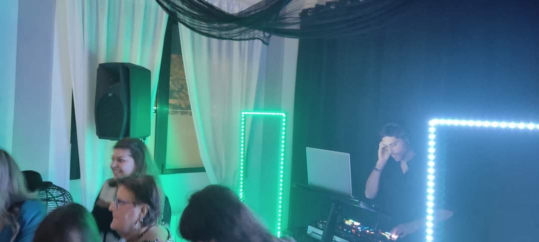 djdoubleeight's tweet photo. #dj #djset #djsetlive #djdoubleeight #nativeinstruments #traktors4 #halloween2023 #halloweenparty2023 #dancemusic #revival https://t.co/JcnMoGEZ40