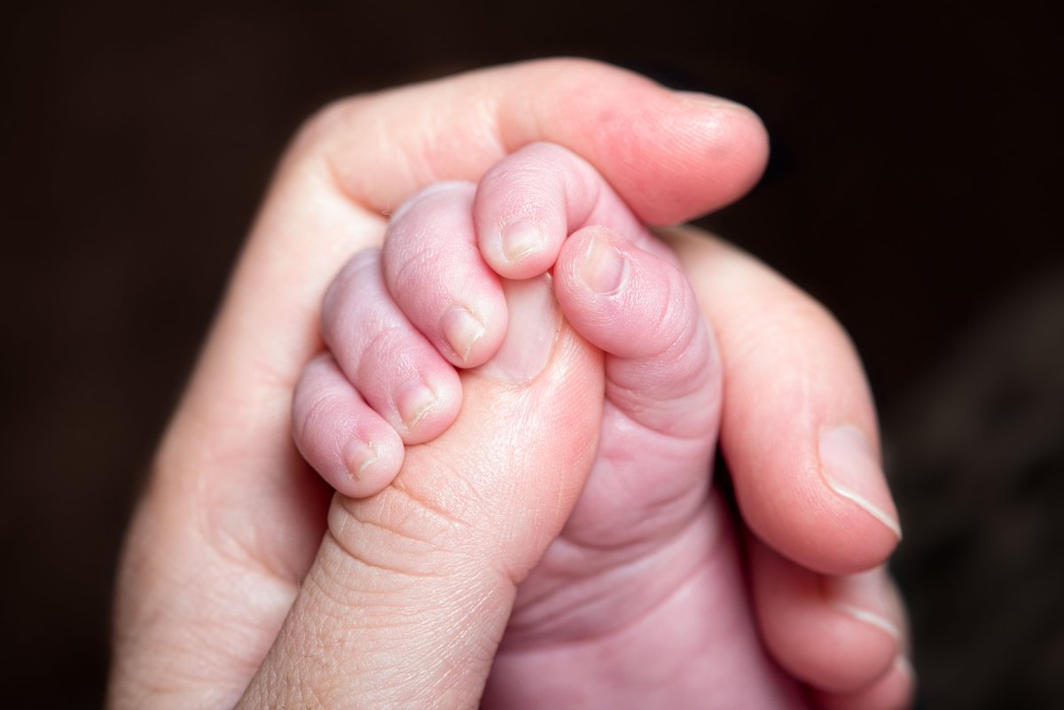 Пальчики грудничков. Пальчики младенца. Про пальчики для малышей. Ребенок на руках.