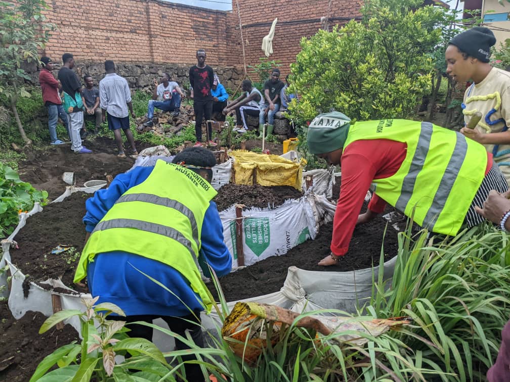 cyuveyouth's tweet photo. Twitungire ubuzima buzima turya Imboga✊🏾.youth volunteers b'umurenge wa #cyuve mu karere ka @MusanzeDistrict. twubakiye umurima wigikoni umuturage witwa #MANIRAGUHA utuye mukagari ka #Rwebeya umudugudu  #marantima. @RobertByiri @D_Nzogera @Rwandapolice @YouthMusanze @RwandaNorth https://t.co/huqeKlJxdF