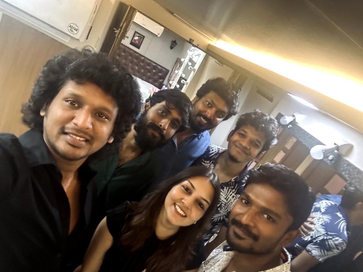 cineulagam's tweet photo. At #LeoSuccessMeet 🤏😎
@Dir_Lokesh @DeerajVaidy @MrRathna #ThalapathyViiay #ThalapathySpeech #Thalapathy #Trisha #LokeshKanakaraj #RathnaKumar #deerajvaidy #LeoIndustryHit #LeoMovie #LeoHits500crores #SevenScreenStudios #cineulagam https://t.co/eIMojr4qYP