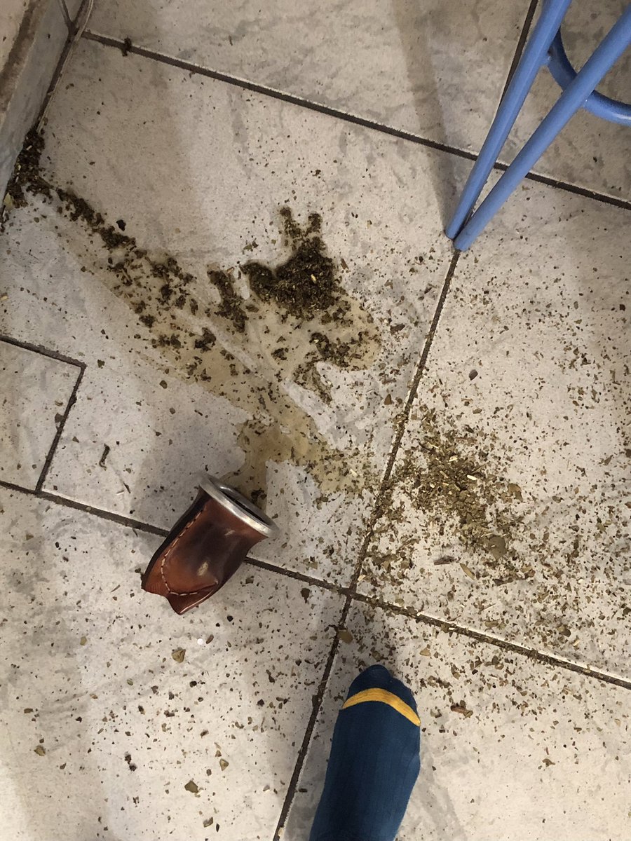 ValeSoldano's tweet photo. Buen miércoles para vos que no tardaste 7 min en armarte el mate y 1 seg en tumbarlo https://t.co/cQZO0amn1A
