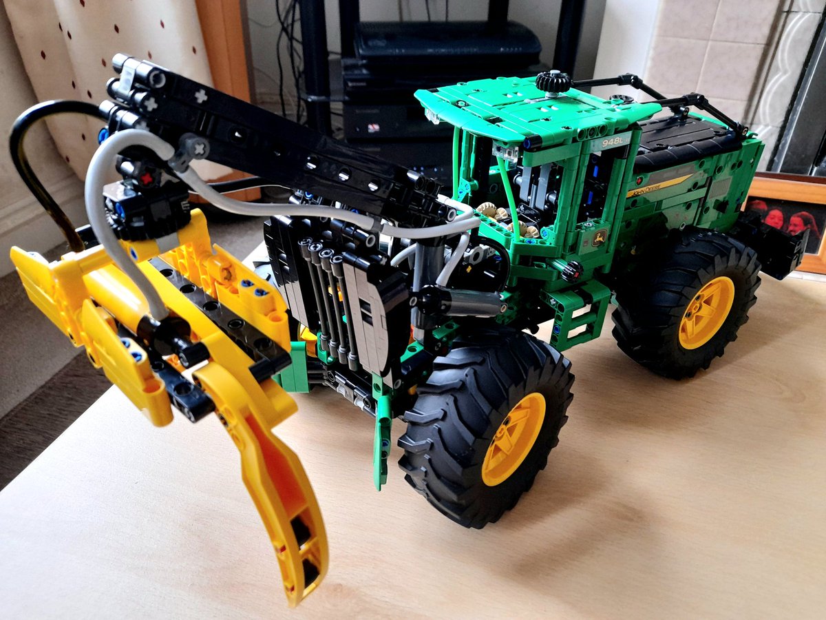 RogerMaybank's tweet photo. John Deere 948L-II Skidder is finished. This was one of the most difficult builds I've done on account of all the delicate hydraulics that needed correct plumbing. Happy to report everything works. #Lego #Technic #Afolwacs https://t.co/p4gkgJlvnN