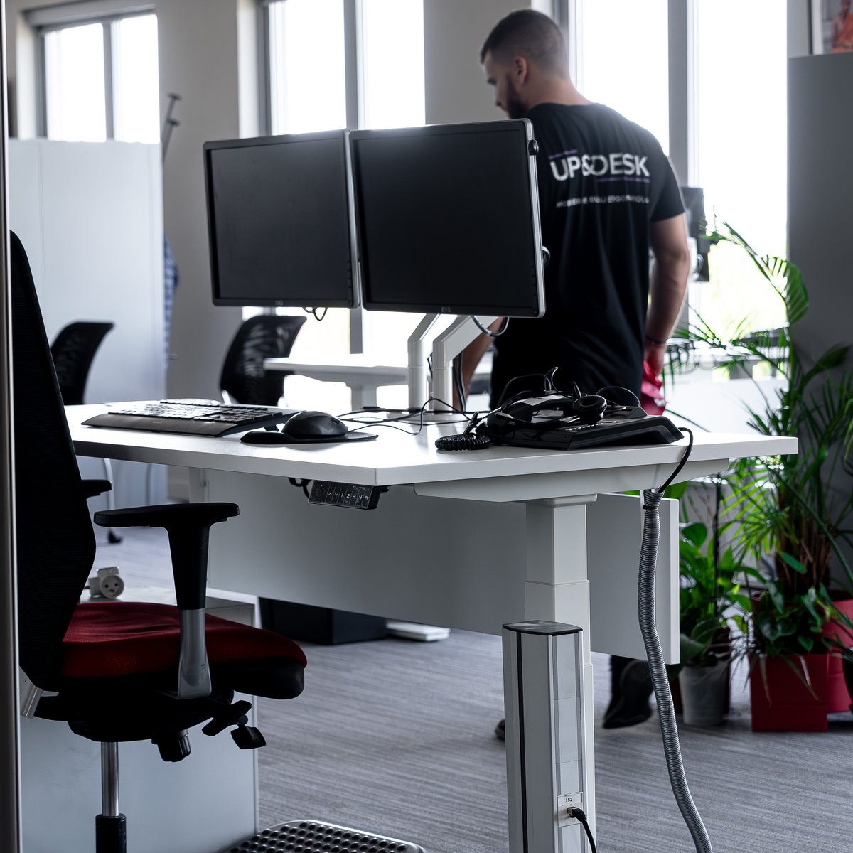 Up_&_Desk tweet media