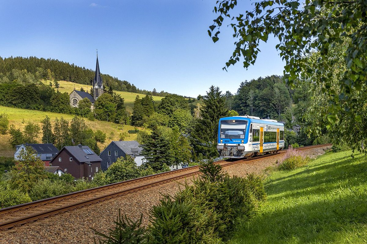 HachOliver's tweet photo. Die Freiberger Eisenbahn fährt bis mindestens 2036 weiter von #Freiberg über #Mulda nach #Holzhau - @vmsinfahrt hat der FEG erneut den Zuschlag erteilt. Jetzt bitte die seit 1945 bestehende Lücke nach #Moldava #Moldau in #Böhmen schließen! #Bahnzeit #Erzgebirge @jaroslavrudis https://t.co/Ztb2L3e9be