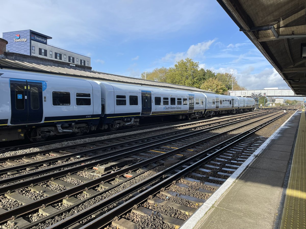 SimonZev's tweet image. Say hello to two of @SW_Help’s (not) new Class 458 units on test at Eastleigh. 

My team are helping deliver these so nice to see these now under their own power. 

#NewTrain #SWR #Class458