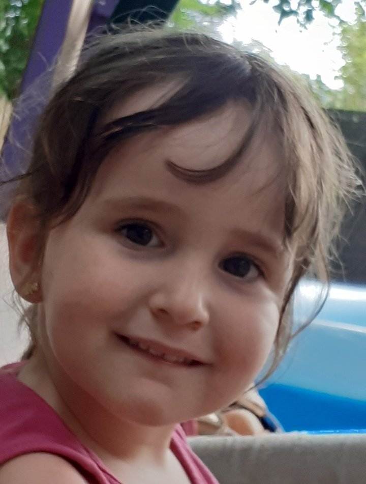 EvaRozG's tweet photo. Papá y yo hemos dormido en el comedor, sin quitar ojo a tu urna con tu velita. No sé qué esperábamos que pasase, pero necesitábamos estar junto a tí.Sabemos que no puedes volver pero es tan difícil aceptarlo... Un beso al cielo para los que se han ido antes de tiempo #SonrisaVera https://t.co/3cy9LNWD6r