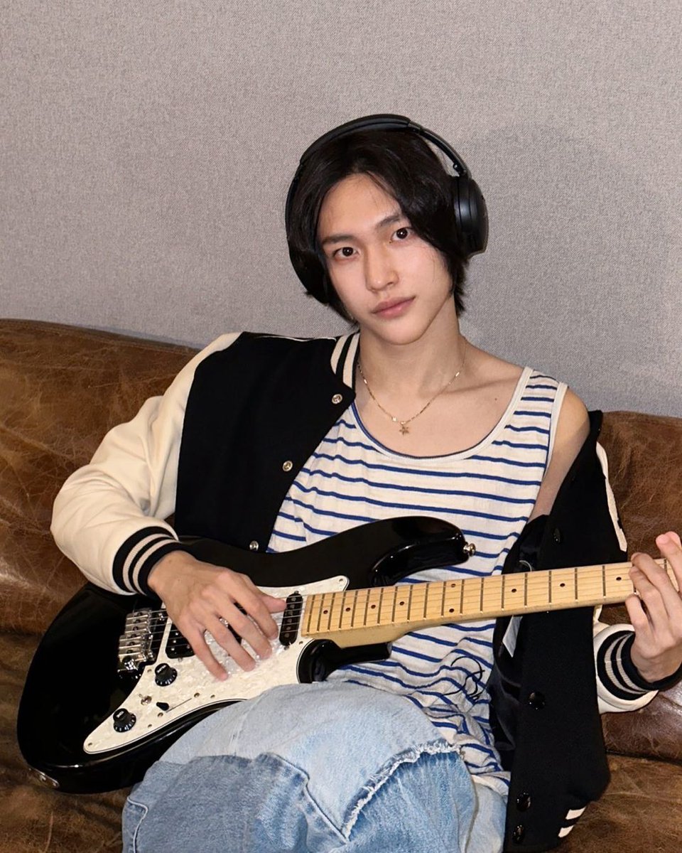 ㅤ
Not just a pose for style, I can use a guitar pretty well if you want to know. I'm pretty confident in my ability to pluck the strings. But don't blame me if you guys become more interested in seeing me with this guitar. Hahaha (joke).
ㅤ
