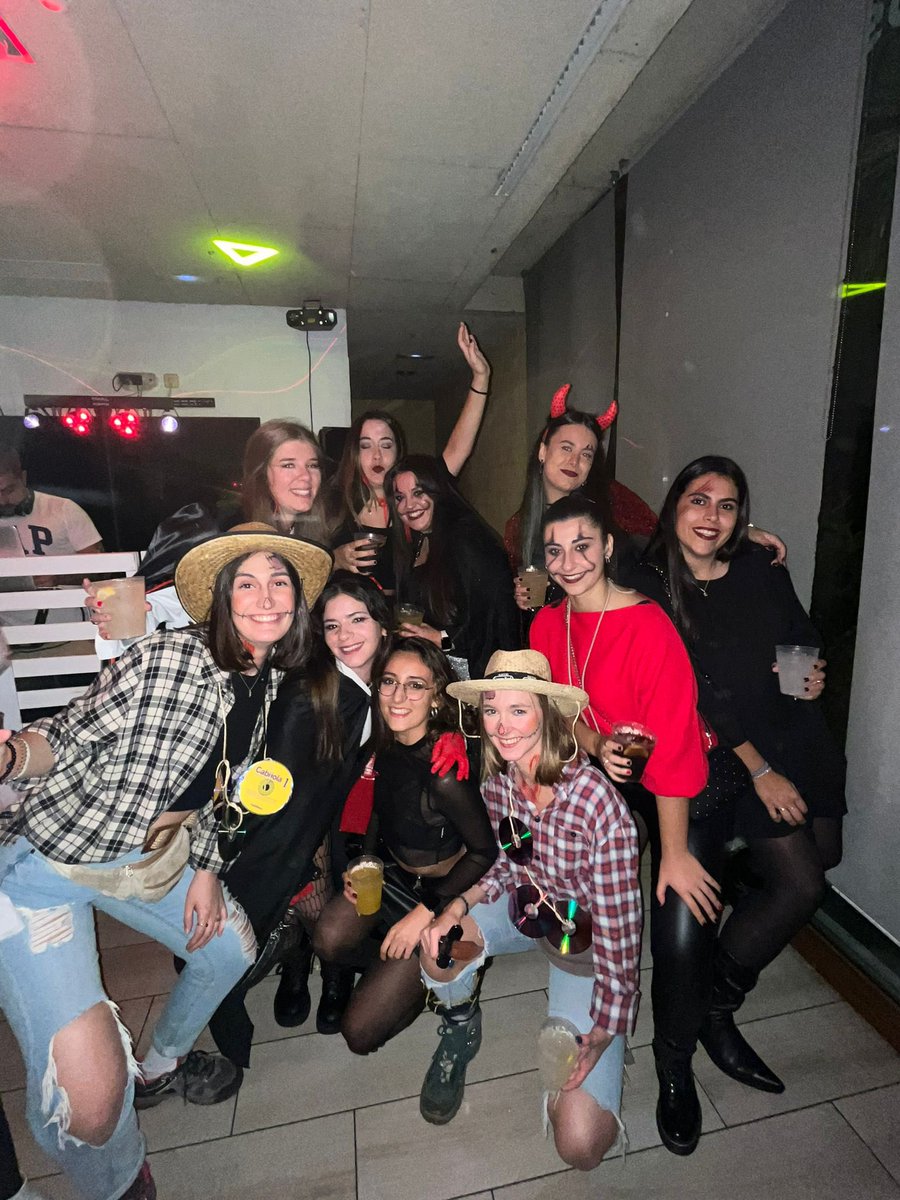 moniipmc's tweet photo. carita de buenas, pero malas😈❤️🖤 https://t.co/G3R3SV2JBB
