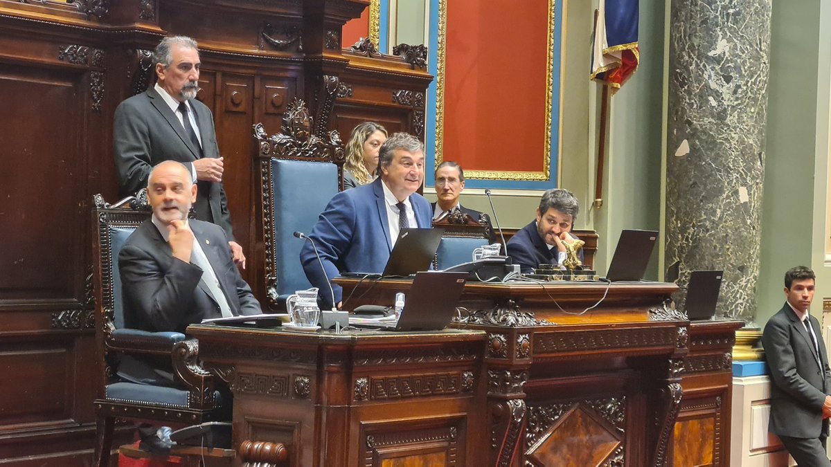 El Sen. <a href="/sergiobotana/">Sergio Botana</a> asumió como Vicepresidente de la República en ejercicio hasta el 4/11 inclusive.
<a href="/PNACIONAL/">Partido Nacional</a> <a href="/MejorPaisUy/">Mejor País</a> <a href="/ESPACIOCUARENTA/">ESPACIO CUARENTA</a>