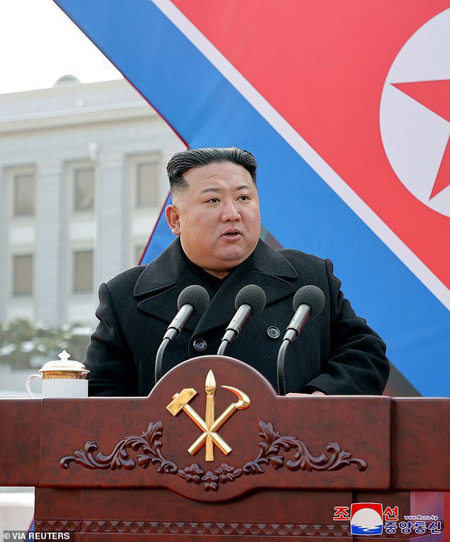 yo2thok's tweet photo. 🇰🇵 Kim Jong-Un memerintahkan Korea Utara untuk meningkatkan dukungan dan mencari cara transfer senjata Korea Utara ke Hamas. https://t.co/204rJTdtVF