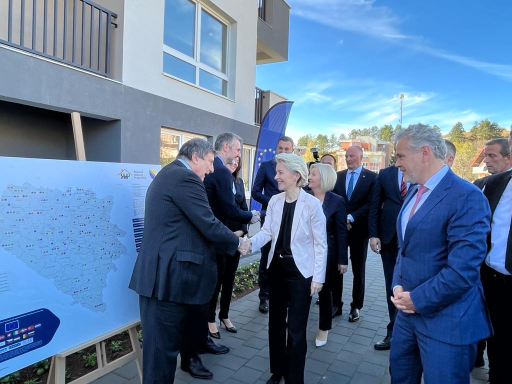 #CEB Governor Monticelli joined <a href="/EU_Commission/">European Commission</a>  President <a href="/vonderleyen/">Ursula von der Leyen</a> in ceremony to deliver <a href="/RHP_RSP/">Regional Housing Programme</a> #housing units to 27 vulnerable families in 🇧🇦 and celebrated achievements of this landmark initiative. 

Read PR👉tinyurl.com/4fnfabk5
