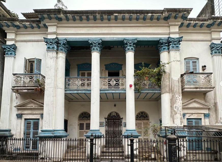 RupakChatto's tweet photo. Bimal Bhawan at 85/2 Masjid Bari Street was the Calcutta home of the Sen family of Manikganj was built in 1851. His grandson, India's first filmmaker, Hiralal Sen was born and raised. The family suffered greatly during the Direct Action Day riots in 1946 and most moved here after 1947. The house remained within the family into the 1970s. Current ownership status is unkown to me.
