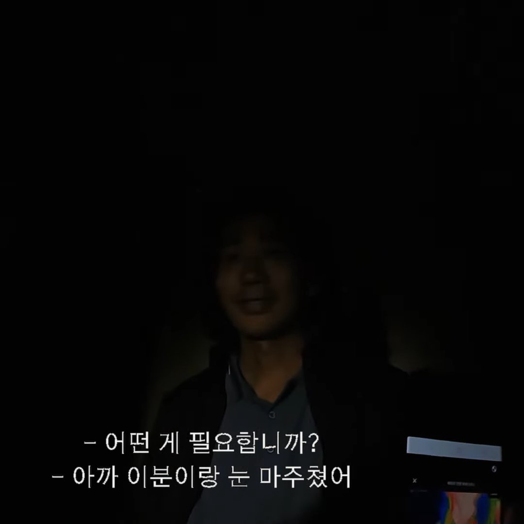 _mir_ror_'s tweet photo. 여기에 꽂혀있는 책들이 다 스릴러 책들인데 대체로 개인vs조직(마을)에 대한 이야기들이란 말이지 그리고 보통 저런 '화목한 순간'의 가족사진은 어떤 서사를 담고 있는 경우가 많기 때문에... 처음에 도움이 필요하다고 했던 것도 그렇고 씻나락이 희생양일지 아니면 또 어떤 실험의 도구일지... https://t.co/U6qwraQKEW