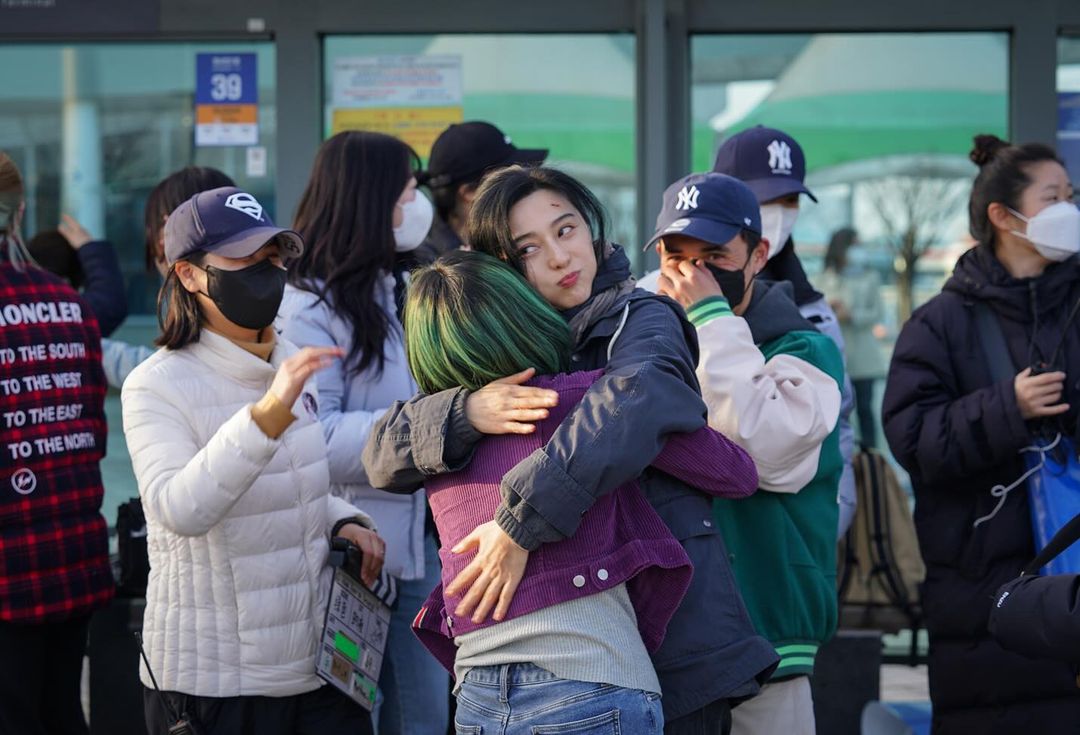 Algunas fotos del detrás de cámaras de la película #GreenNight, protagonizada por #LeeJooYoung y #FanBingbing

El film ya ha salido del circuito de festivales y ha tenido hoy su estreno en cines surcoreanos