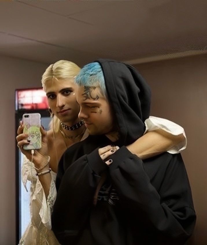 moonysunoo's tweet photo. ok so since some of my friends didnt know taddl and wavvy are close friends and i saw both of them live in 2019 😔☝🏻 the first pic was at my concert 😸 they also have one song together (dreifaches_x) its really good https://t.co/bXVIfozRFB