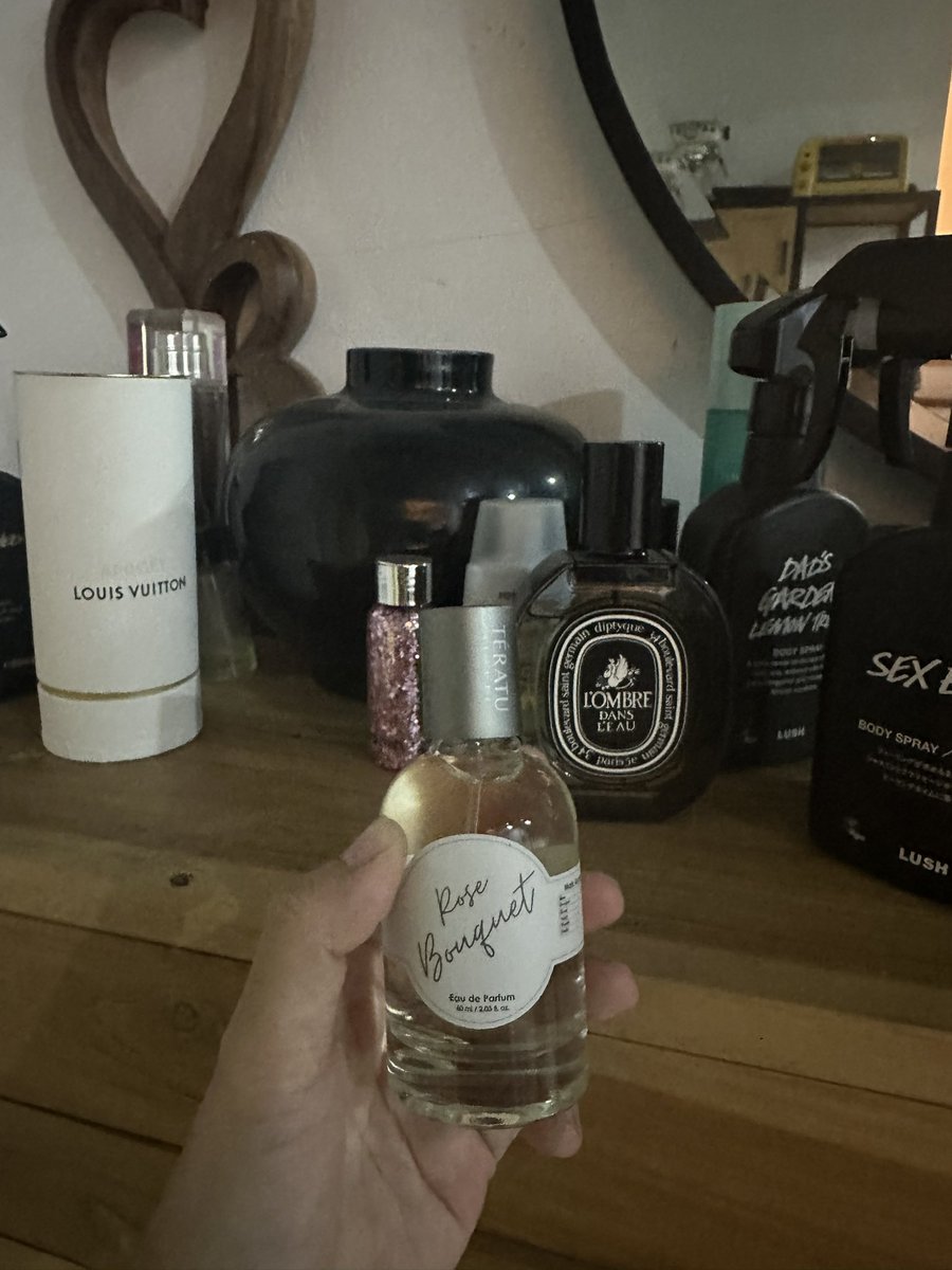 falla_adinda's tweet photo. Guys..
Kalian kayaknya harus coba parfum dari TERATU deh.
Aku pake ini tadi pagi, makan di sate RSPP yang asepnya ga sopan, terus pulang ke rumah sore. Maghrib masih ada wanginya.
It’s soft, nice and warm. 💕
(…and affordable)

https://t.co/W1fWXc6eUI https://t.co/TrWbM4dfV3
