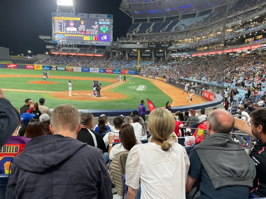 ¿Mi próximo desafío en Venezuela? ¡Entender el béisbol! 
Anoche fui a mi primer Caracas-Magallanes y el ambiente fue increíble. Me encantaron los tequeños, la cerveza y ahora soy un 'León'. Pero no estoy seguro de haber entendido todo el partido. El críquet es mucho más sencillo