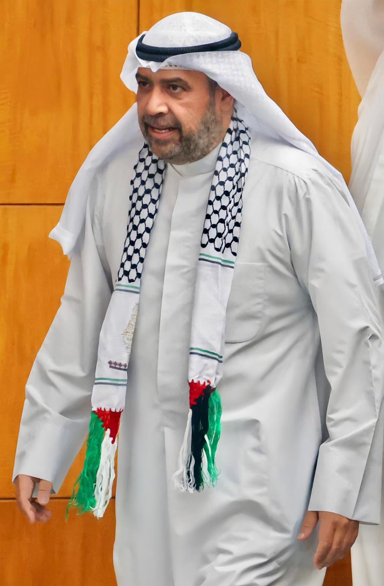 معالي نائب رئيس #مجلس_الوزراء ووزير الدفاع الشيخ #احمد_الفهد_الصباح مرتدياً الوشاح #الفلسطيني في الجلسة الخاصة لمجلس الأمة اليوم لمناقشة الانتهاكات الصهيونية في #غزة .