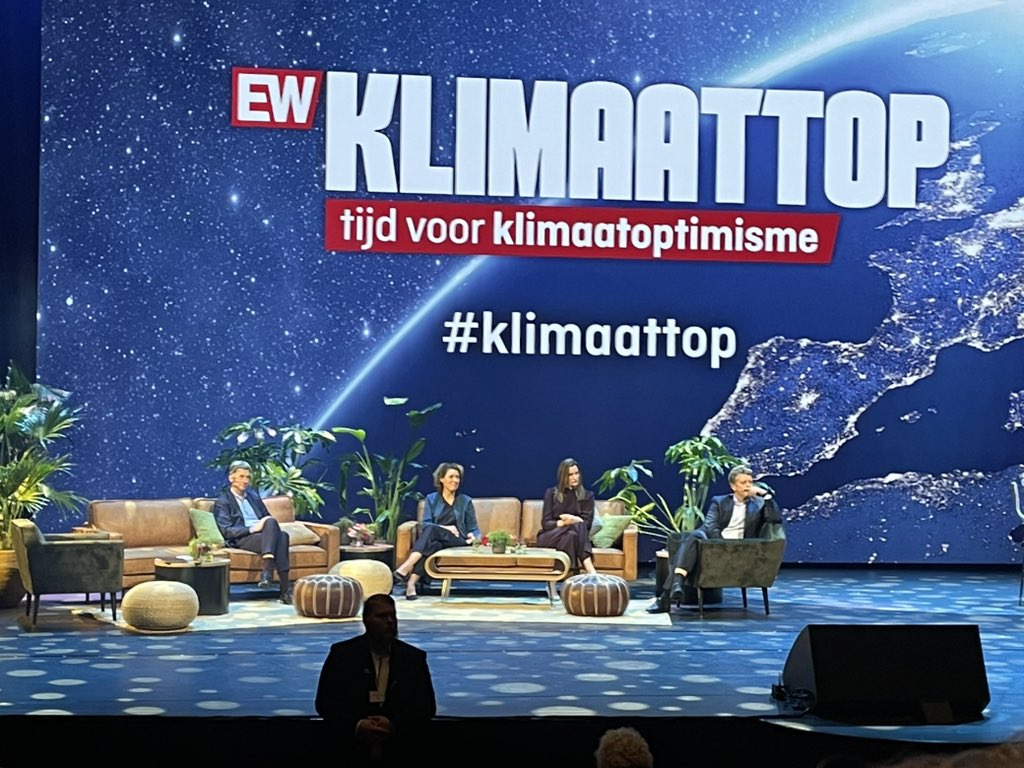 Vanmiddag bij de #klimaattop het is mooi dichtbij in het #afastheater wel flink wat rumoer met mensen van #extinsionrebellion met vragen. Benieuwd statement #nr14 zou maken.