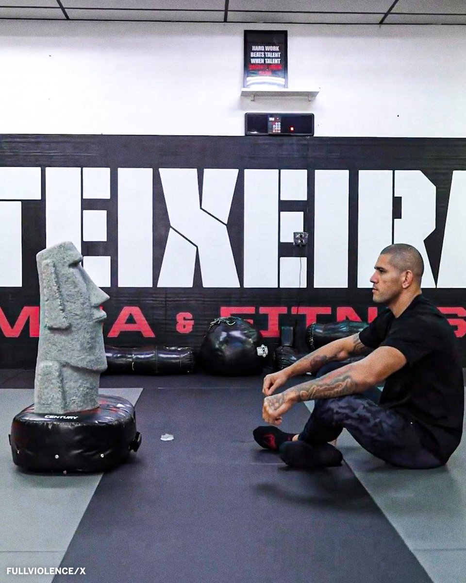 espnmma's tweet photo. Some father and son bonding time in the gym 😂🗿 #UFC295 

(📸 @Full_Violence) https://t.co/4ljjgE4ti2