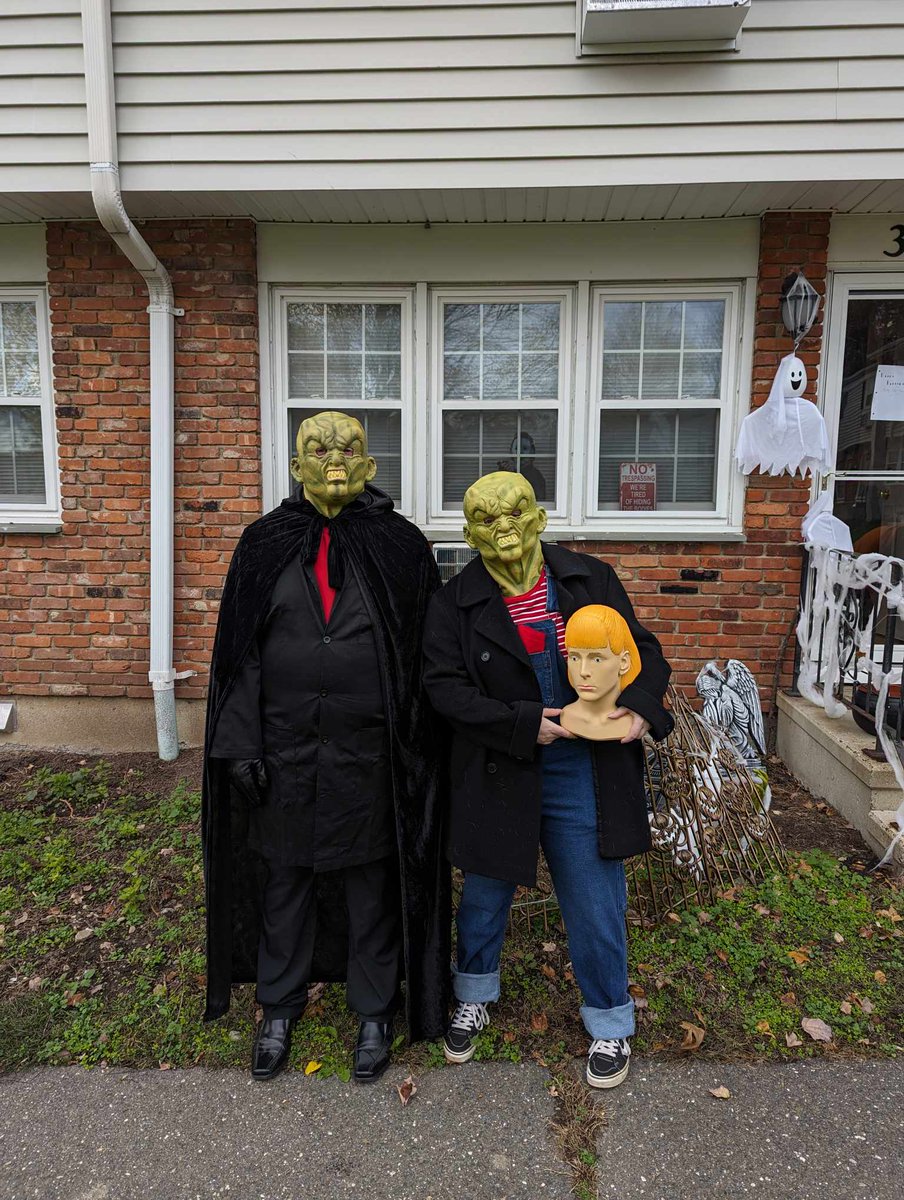 Baron0BeeefDip's tweet photo. Girlfriend was Carly Beth from Haunted Mask 1 and I was the Possessed Shopkeeper from Haunted Mask 2 for Halloween. 😊 

#Goosebumps #HauntedMask #Halloween2023 https://t.co/w7w9WlM1X1