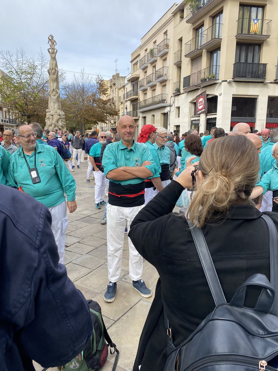 CataloniaIntl's tweet photo. We have invited a group of eight international journalists to a human tower exhibition in Vilafranca. Human towers are an excellent way to present Catalonia to the world. Many thanks @Verds and @VilafrancaAj for your welcome and collaboration! #castells https://t.co/Ul4Ua00mcc