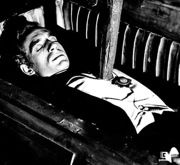 vampirelovedark's tweet photo. Germán Robles en una escena de la mítica película "El Vampiro, qué coloco al actor en la cima del éxito.
#GermanRobles #CineMexicano https://t.co/h960iDtAz3