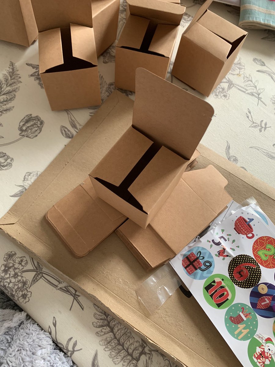 ElisaStark31's tweet image. Ma famille m’appelle : le lutin de l’industrie du calendrier de l’Avent #loisirscreatifs #calendrieravent