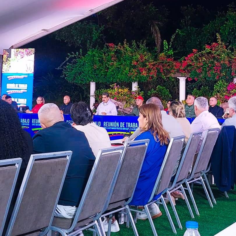 _LaAvanzadora's tweet photo. ¡La patria se defiende en hermandad!

Asistimos a la reunión de trabajo con el Alto Mando Político Ampliado de la Revolución, para recibir orientaciones de nuestro Pdte. @NicolasMaduro.

#VenezuelaToda https://t.co/Oj9LxyjgY9