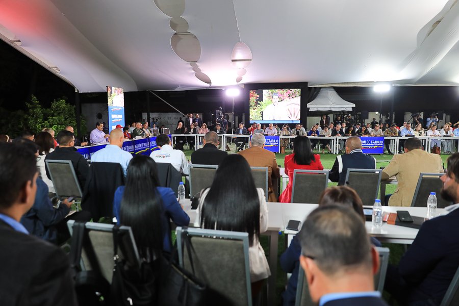 ¡La patria se defiende en hermandad!

Asistimos a la reunión de trabajo con el Alto Mando Político Ampliado de la Revolución, para recibir orientaciones de nuestro Pdte. <a href="/NicolasMaduro/">Nicolás Maduro</a>.

#VenezuelaToda