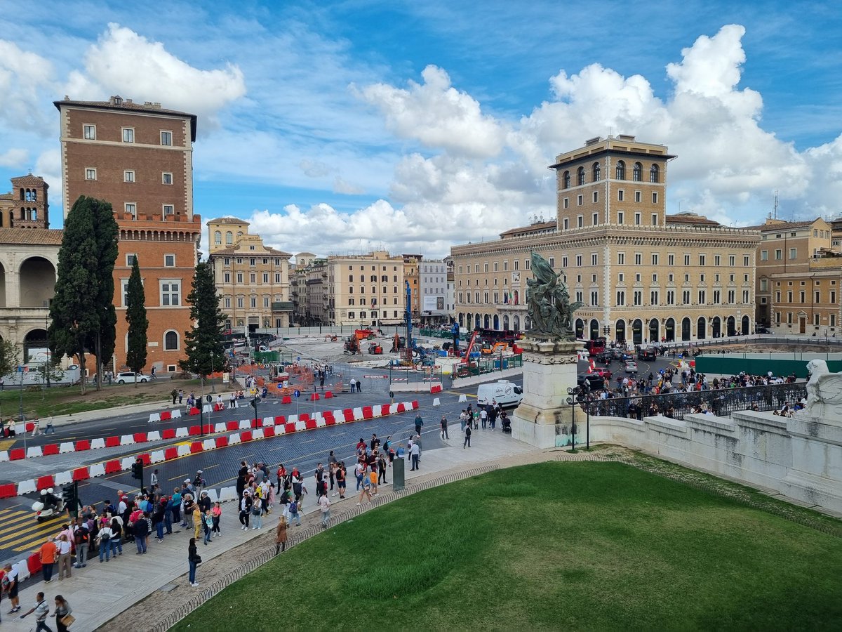 saveMetroC's tweet photo. C'è chi scopre i “pedoni stipati” e l’“l’aggrovigliamento di macchine” solo con il cantiere della metro.  Come se Piazza Venezia prima fosse l’oasi incantata di Bambi e non una sfortunata e congestionata rotatoria

Post completo e foto al link seguente

https://t.co/Z7P66jEAlo https://t.co/kPpb1Zuc1e