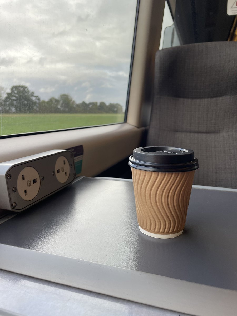 ashliemaria's tweet photo. Back on the train again 😃 London bound ❤️ https://t.co/9TYEGRzvoc