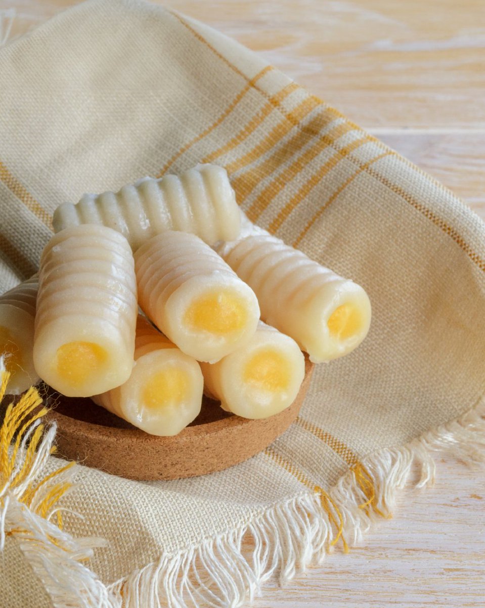 Hoy es el día de todos los santos y no podemos dejar pasar esta fecha sin hablar de nuestro postre más típico para estos días : los huesos de santo, un postre hecho de mazapán y yema de huevo. 
Hoy en día se rellenan con muchas cosas, ¿cuál es tu preferido?