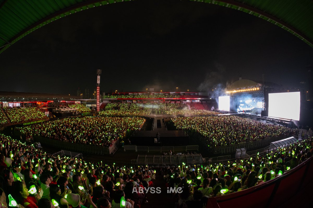 daradaily's tweet photo. ก็ SOLD OUT ทั้ง 2 วันตั้ง 50,000 ใบ ใครเค้าจะมูฟออนง่ายๆล่ะค๊าาาา สารภาพว่าแอดมินเจ็ดยังอยู่ที่ Thunderdome Stadium ค้าบบบ 🔥🔥

#BamBamAREA52inBKK #แบมแบม #BamBam #มาร์คต้วน #MARKTUAN #แบมแบมSoldOutกว่า5หมื่นใบ #ดาราเดลี่ #daradaily https://t.co/YDKQlebnV5