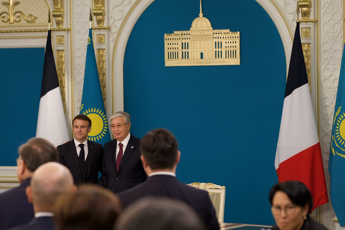 EmmanuelMacron's tweet photo. Ірі державалар үстемдікке қайта ұмтылған, ал кейбірінен болжауға болмайтын әрекет күткен әлемде жаңа перспективаларды ортақ етуге және бірге құруға болатын серіктестер мен достарға сене алу өте бағалы.

Қазақстан мен Франция солардың қатарына кіреді. https://t.co/09NoSlSjZX