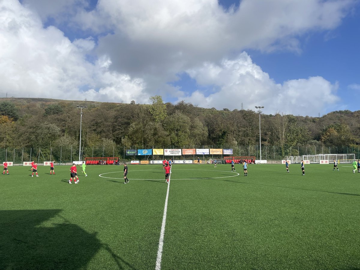 📍At the USW Sports Park today for @USWFootball men’s firsts v @WSIHEFootball men’s firsts 🔴🔵 Post match reaction to follow @USWSportsJourno | @USWSport