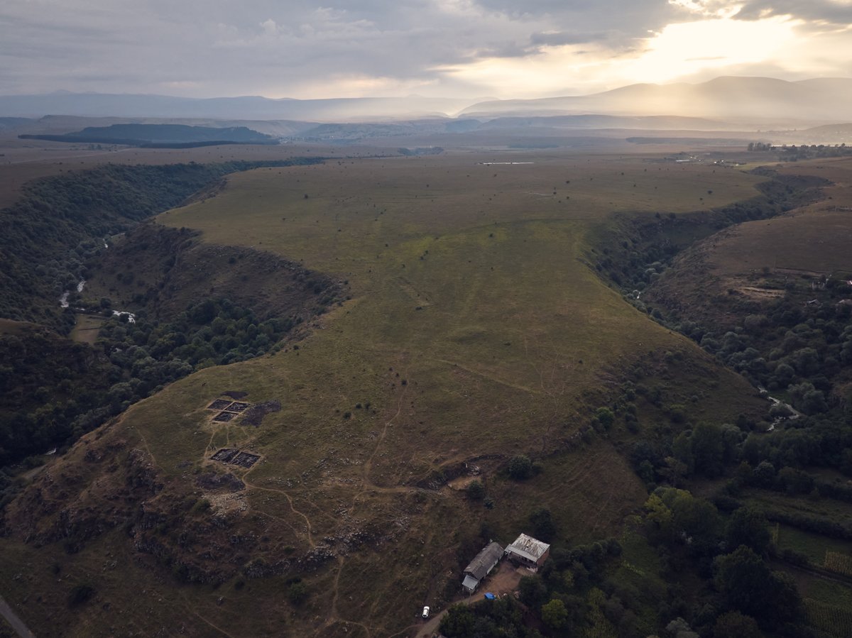 NErbSatullo's tweet photo. Glorious shot of the cyclopean hillfort of Dmanisis Gora in evening light this past summer. #ProjectARKK #Hillfortswednesday https://t.co/CRJwXK6qjS