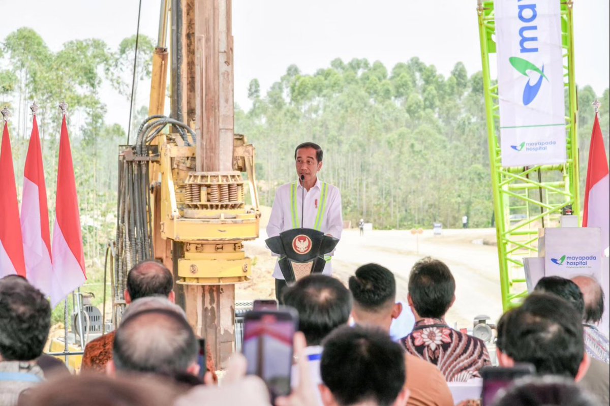 jokowi's tweet photo. Saya melakukan peletakan batu pertama dua rumah sakit besar di kawasan Ibu Kota Nusantara,hari ini, yaitu Rumah Sakit Hermina Nusantara dan Rumah Sakit Mayapada Hospital Nusantara.

Kedua rumah sakit tersebut akan dibangun berdasarkan standar internasional dan berkonsep smart and green building dengan memanfaatkan energi terbarukan serta dukungan digitalisasi smart hospital. 

RS Hermina akan memberikan pelayanan gawat darurat, trauma center, ortopedi, pelayanan ibu dan anak, perinatologi, tumbuh kembang anak, dan neurologi. Rumah sakit ini tidak hanya melayani pasien VVIP, tetapi juga pasien BPJS dan non-BPJS. Ini sangat bagus.

RS Mayapada juga akan memberikan pelayanan kepada ibu dan anak, penanganan kegawatdaruratan, jantung, stroke, dan ortopedi. 

Adanya pembangunan rumah sakit di IKN, akan semakin menguatkan kepercayaan masyarakat dan investor agar tidak ragu-ragu untuk tinggal di IKN.