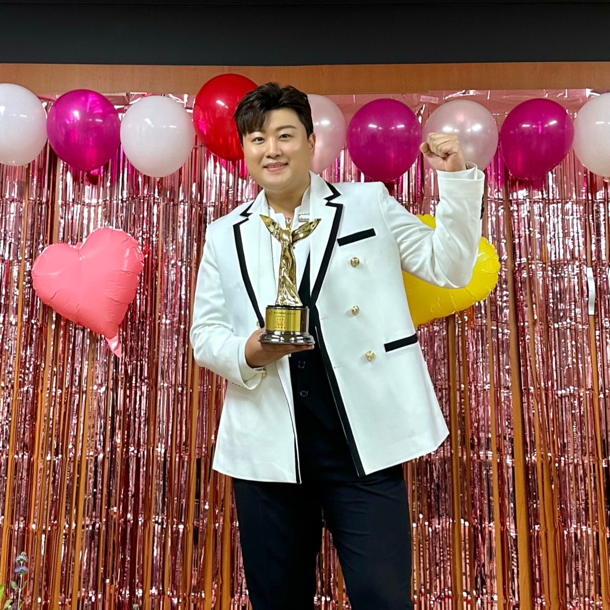 @hojoongofficial 빈체로~~~~
빛이나는 수상🎉🍀🎉🍀
축하합니다
멋짐 한도초과
💜🙆‍♀️🙆‍♀️🙆‍♀️
#김호중
#제10회이데일리상
#프런티어상 🎉🎉