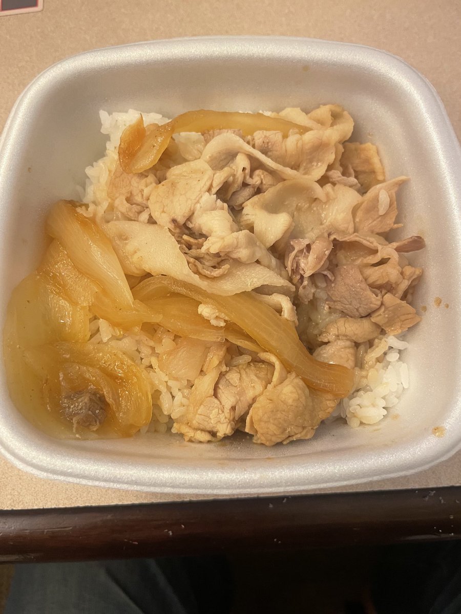nori46's tweet photo. 牛丼の中盛り？
吉野家さんよ‥ https://t.co/zqkC56Yu7s