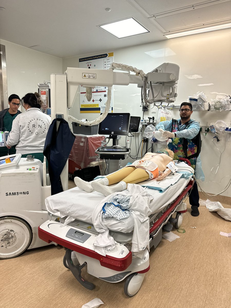 Interdisciplinary Level 1 trauma Sim with trauma surgery and ED nursing in our ED. @Mihir_Shah190 at the airway, crushing it! @StJoesEM residents getting in there from day 1 of residency. #Simulation #emergencymedicine #traumasurgery