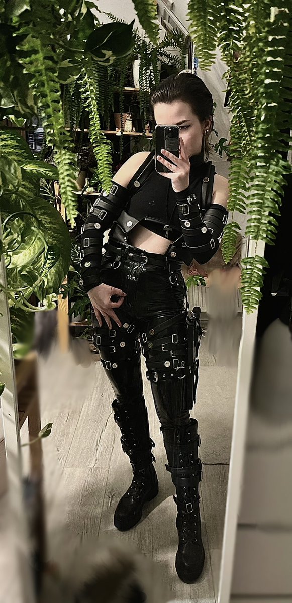 descemet_'s tweet photo. This acc is dead but im somehow not (yet), so belated happy halloween to y’all ✌️ https://t.co/lITvZJBU88