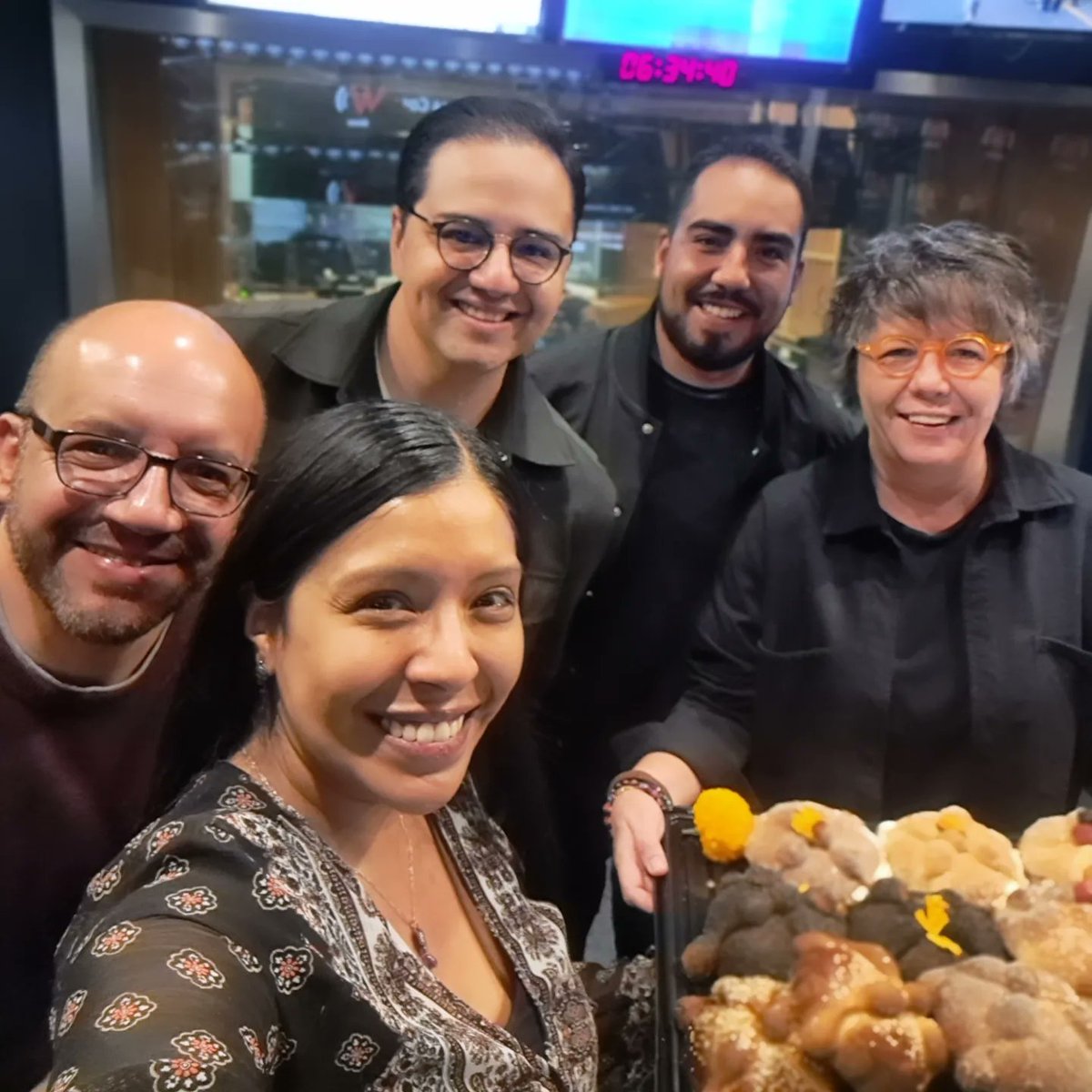 IbethParga's tweet photo. #AsíLosPanes en @asilascosasw
Gracias @AlpacaBakery por esta feliz mañana disfrutando de un delicioso #pandemuerto 
😋🕯🏵💀
#díadetodoslossantos #díademuertos #ofrenda #cempasúchil https://t.co/efVUX3nA9F