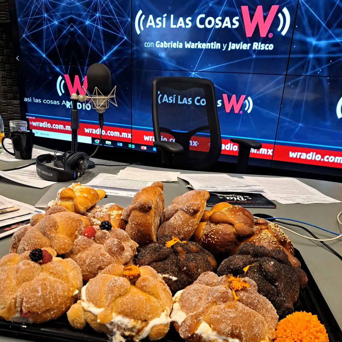 IbethParga's tweet photo. #AsíLosPanes en @asilascosasw
Gracias @AlpacaBakery por esta feliz mañana disfrutando de un delicioso #pandemuerto 
😋🕯🏵💀
#díadetodoslossantos #díademuertos #ofrenda #cempasúchil https://t.co/efVUX3nA9F