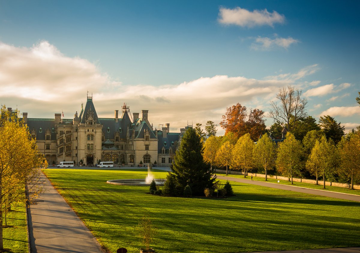 BiltmoreEstate's tweet photo. It's tree raising day at #Biltmore!

Since 1895, the arrival of our Banquet Hall Christmas tree has marked the kickoff to our most beloved holiday traditions! https://t.co/q9PhQAXVTk