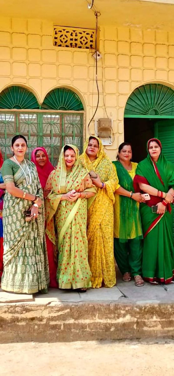 laxmi_mamta's tweet photo. जनसंपर्क वार्ड नंबर 9 सीधी विधानसभा A77 कांग्रेस पार्टी के प्रत्याशी ज्ञान सिंह चौहान जी के पक्ष में जनता से कांग्रेस को वोट करने की अपील की...!!
#Kamalnathji #vibhapatel #MahilaCongress
#sidhividhansabhaa77
*लक्ष्मी सिंह परिहार*
*प्रदेश सचिव महिला कांग्रेस*
*सीधी प्रभारी* https://t.co/R54MOlnVqt