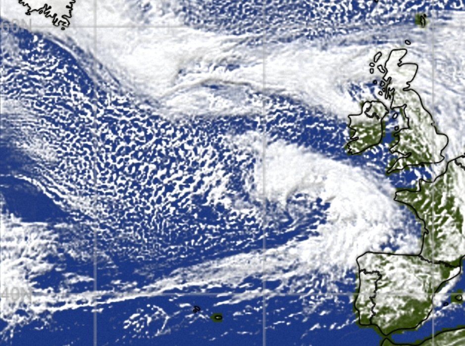 AerosolizeX's tweet image. #StormCiarán (pronounced kier-ron) has now developed a distinct hook shape. A classic cyclonic low pressure system, but this one will pack a punch like #StormEunice last February. It is dragging in very dry air and is being charged by a 200MPH Jet Stream. Classic stingjet setup.