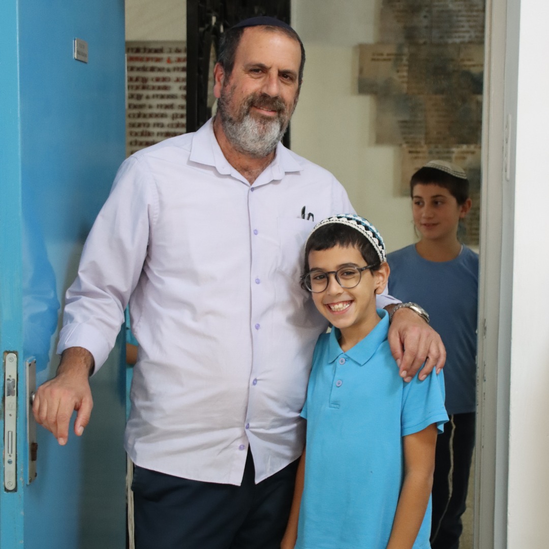 ezraberenholz's tweet photo. A Boys Town graduate lives in southern Israel. This week, he brought his own son here to learn, as BTJ opened up its doors to students from the South who need a school. https://t.co/V4tgOXMriF